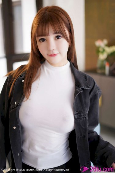 美国女网红在亡父棺材前搔首弄姿被批